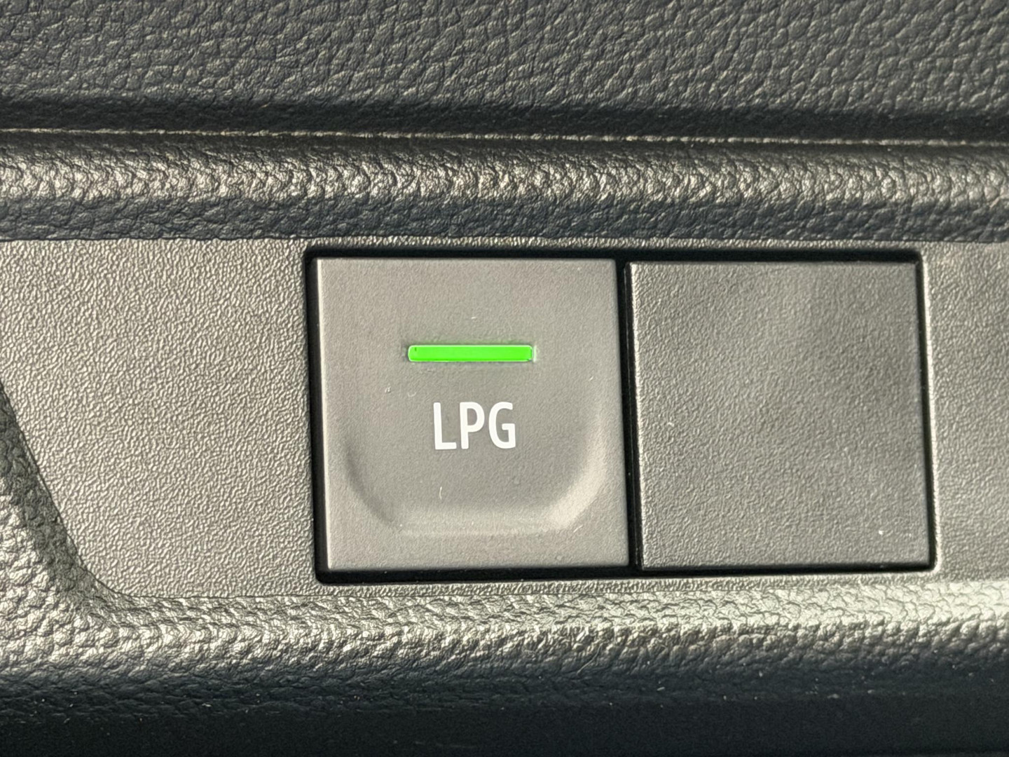 Dacia Jogger 1.0 TCe 100 Bi-Fuel Extreme 7p. / Trekhaak / Dealer Onderhouden / Achteruitrijcamera / 1e Eigenaar / Apple Carplay &amp; Android Auto / Rondom Parkeersensoren / Navigatie / Cruise Control / Climate Control / bij herwersnieuwewebsite | Herwers Groep