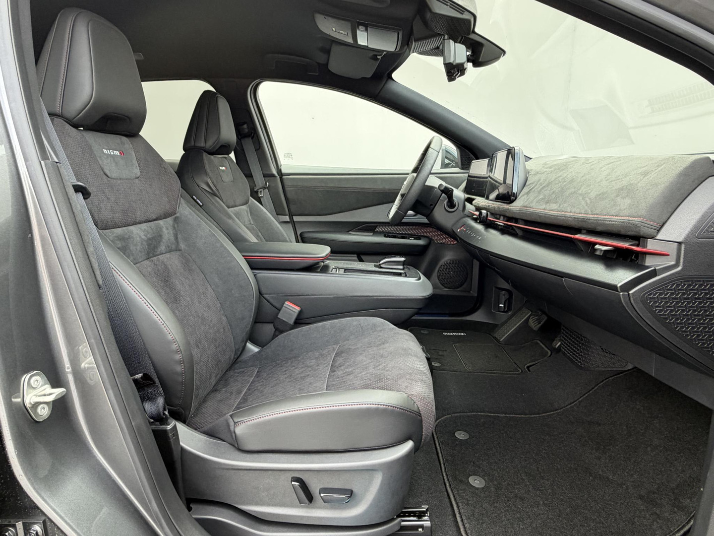 Nissan ARIYA e-4ORCE Nismo 91 kWh / 435PK / 417KM WLTP / Alcantara Interieur / F1-Remlicht / Adaptieve Cruise Control / Verwarmde Voorstoelen / Elektr. Voorstoelen / 360 Camera / Elektr. Achterklep / Apple Carplay&amp;Android Auto / Warmtepomp bij herwersnieuwewebsite | Herwers Groep