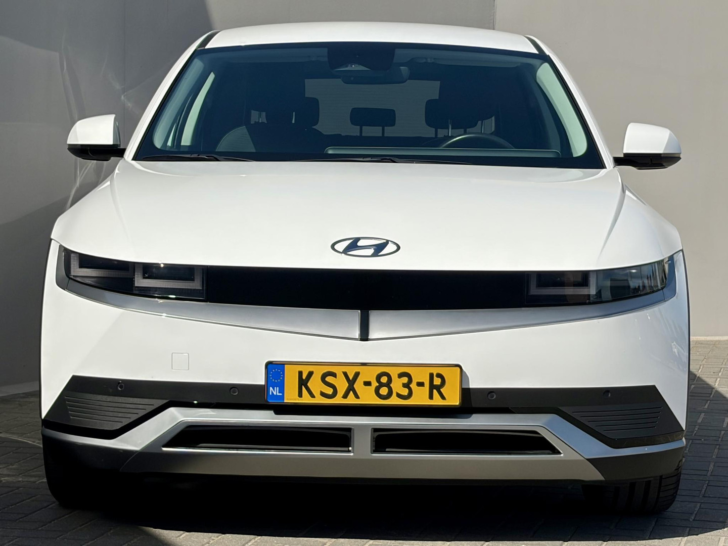 Hyundai IONIQ 5 Lounge 77.4 kWh / SOH 100% / Dealer Onderhouden / WLTP 507 km / CCS Snel Laden / Lederen Bekleding / Stoelventilatie / Elektr. Voorstoelen / Stuur-, Stoel- &amp; Achterbankverwarming / Navi / Apple Carplay &amp; Android Auto / 19" LM wielen / bij herwersnieuwewebsite | Herwers Groep