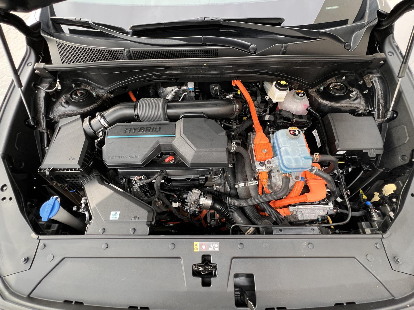 Hyundai Santa Fe 1.6 T-GDI PHEV Premium Sky 7P / Dealer onderhouden / 7 persoons / Accu SoH 100 % / 1.350 kg trekgewicht / Leder / Stoelventilatie / Stuur-, stoel- en achterbankverwarming / Camera 360° / Apple Carplay Android / 19" LM wielen / bij herwersnieuwewebsite | Herwers Groep