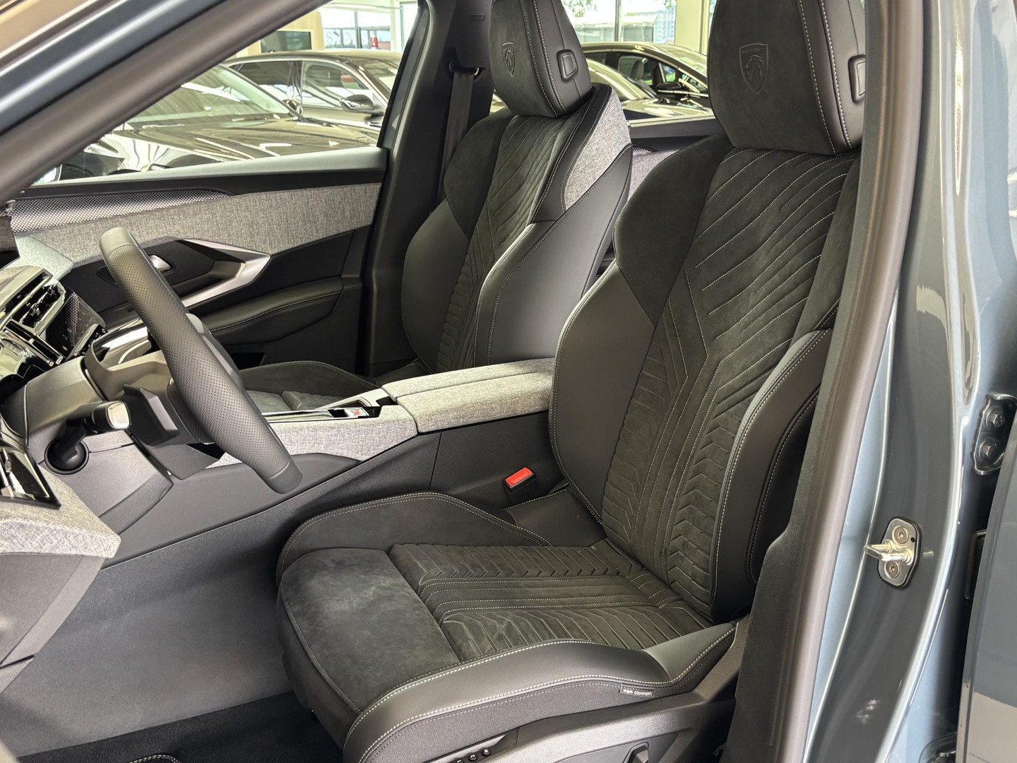 Peugeot e-5008