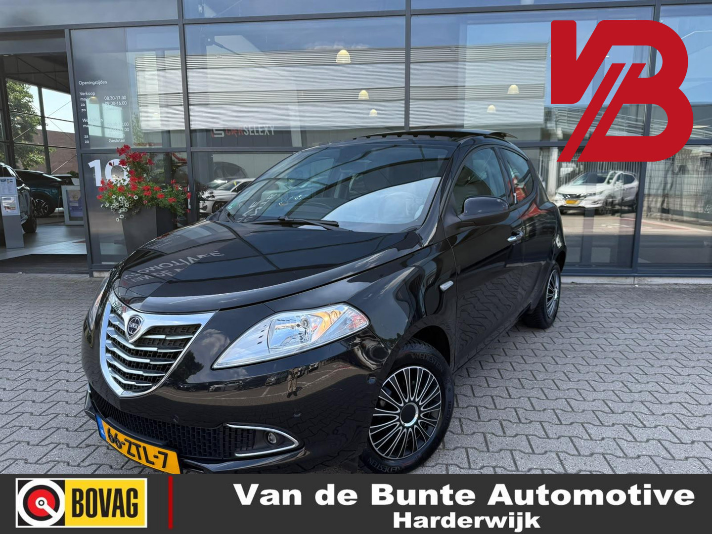 Lancia Ypsilon 0.9 TwinAir Platinum *Schuif-/Kanteldak &amp; Cruise* bij VanddeBunte | Van de Bunte Automotive